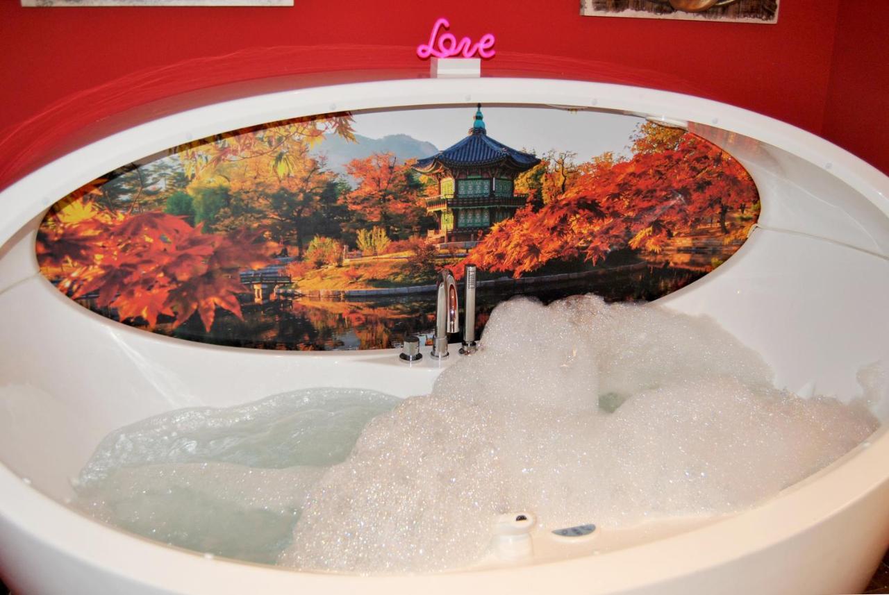 Apartamentos Deluxe Con Jacuzzi O Chimenea Love For Two Кольядо-Медиано Экстерьер фото